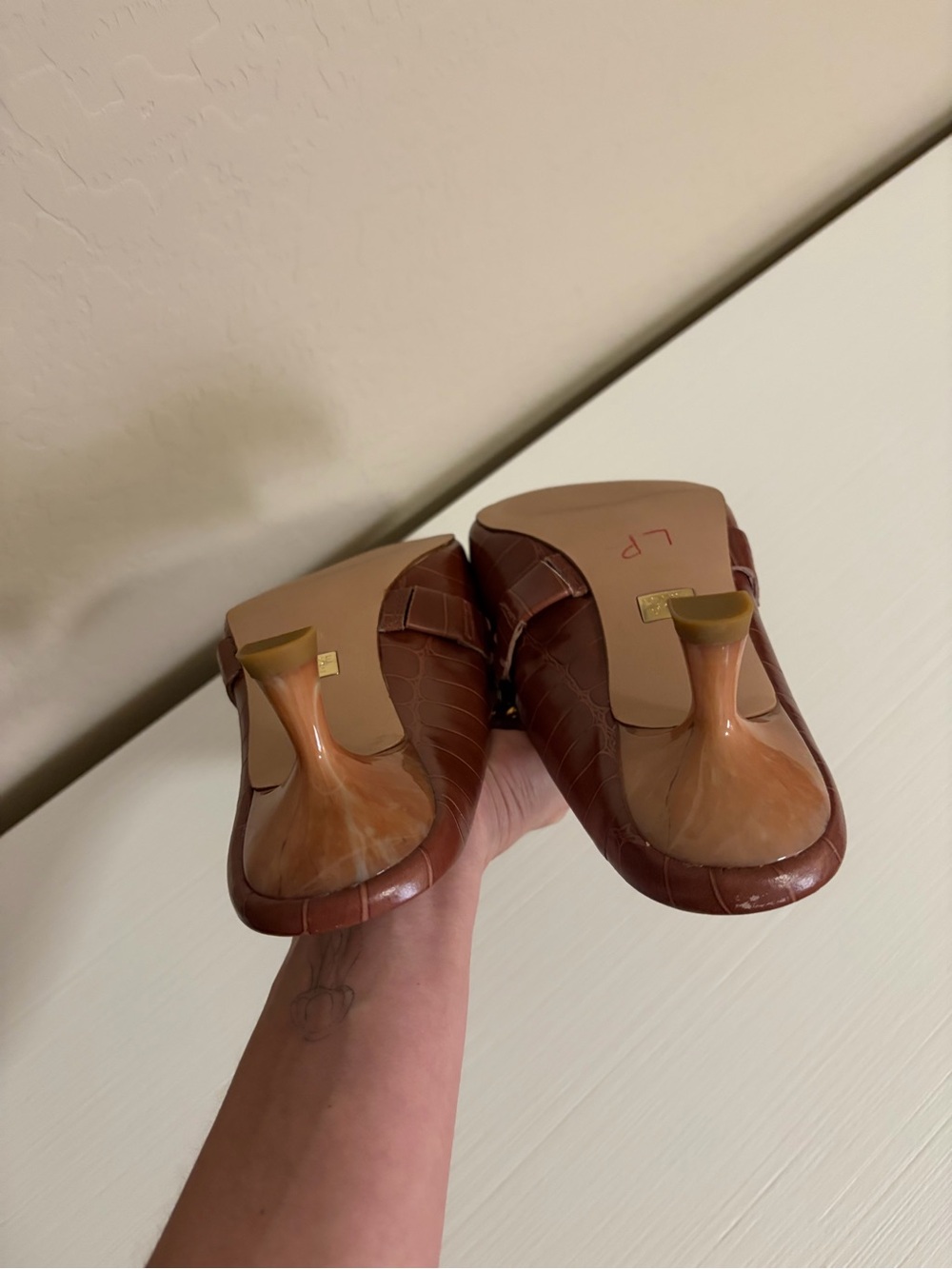🤎🐊New🐊🤎Louise et Cie Brown Croc-Embossed Pointed Mules Gold Chain Detail - Picture 11 of 16